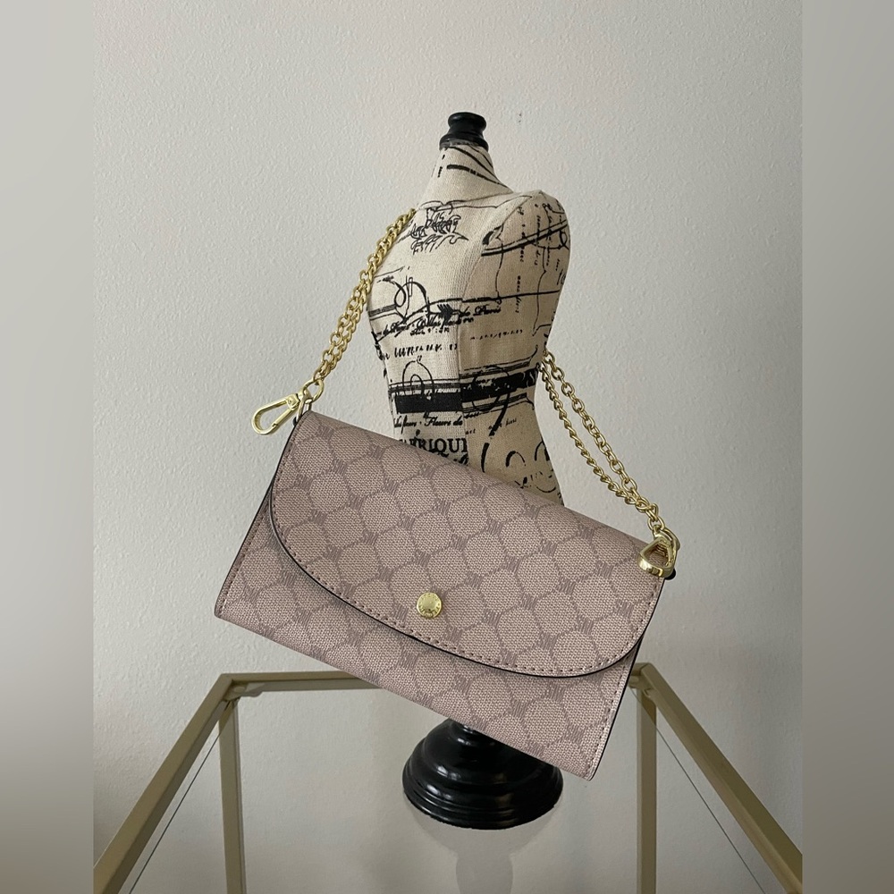 Excellent condition ! Prety light grey color !!Steve Madden Wallet Crossbody🩶